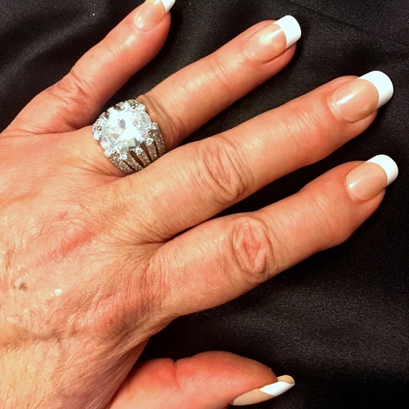 REDUCED Classy Cocktail Ring  Sterling Silver Sze 8- Sale - Picture 2 of 7